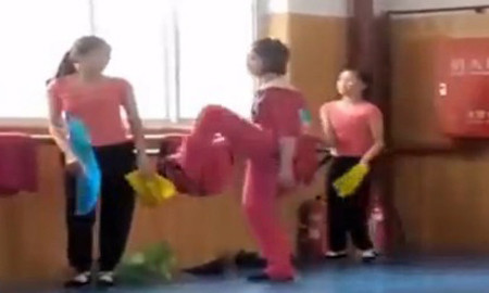 Cô giáo dùng chân đạp vào học sinh như phim hành động