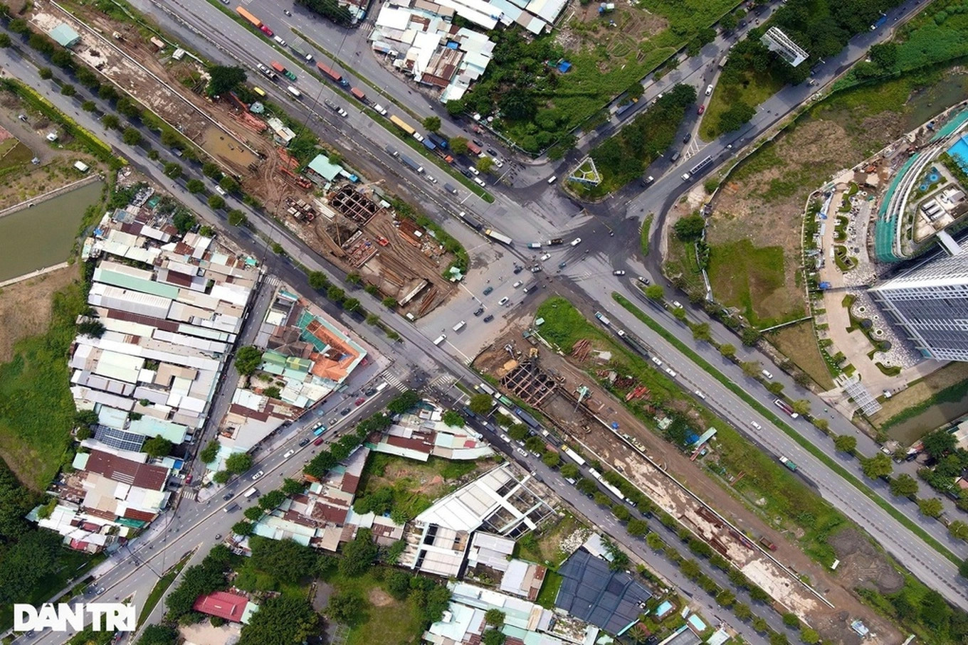 Hầm chui nút giao Nguyễn Văn Linh - Nguyễn Hữu Thọ đang được thi công (Ảnh: D.T.).