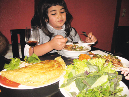 Bé gái lai Việt-Bỉ trong quán bánh xèo Le Cocotier, Bỉ