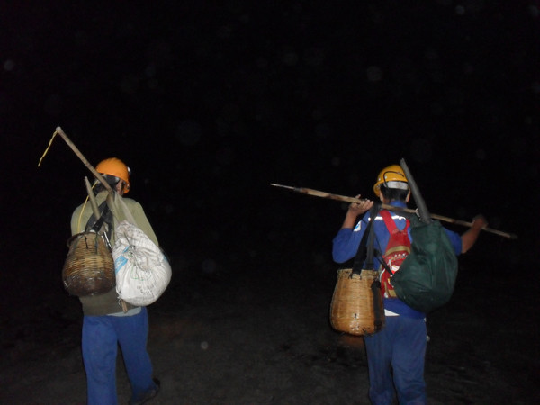 Có hàng trăm người kiếm sống tại bãi Kái Xà Cong