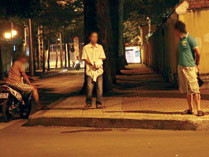 Trai bao đứng đợi khách. Ảnh: Thanh Niên. Trai bao đứng đợi khách. Ảnh: N.T.N (Thanh Niên)