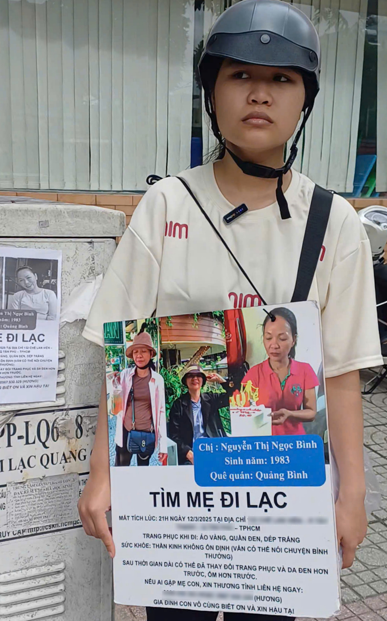 3 tháng trước, Hương đeo bảng trước ngực rồi rong ruổi khắp các tuyến đường tại TPHCM để tìm mẹ. Ảnh: Nhân vật cung cấp