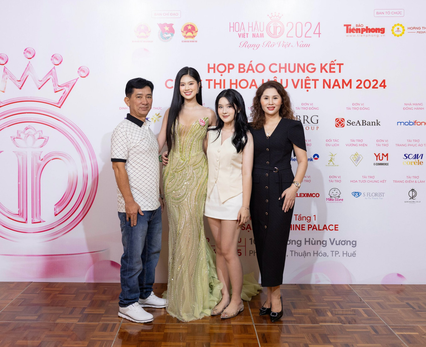 Gia đình, bạn bè tiếp tục vào TP Huế để cổ vũ thí sinh trong đêm chung kết.