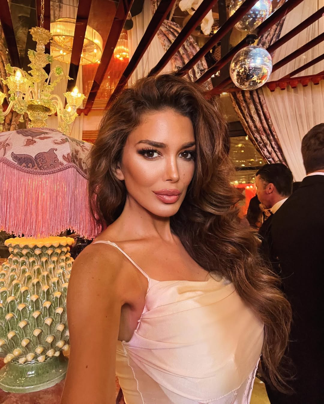 Đây là lần thứ 2 Ba Tư có đại diện tham dự Hoa hậu Hoàn vũ. Năm ngoái, đại diện Ba Tư là người đẹp Fay Asghari. Cô gây chú ý khi là em gái của nam diễn viên Sam Asghari - chồng cũ nữ ca sĩ Britney Spears.