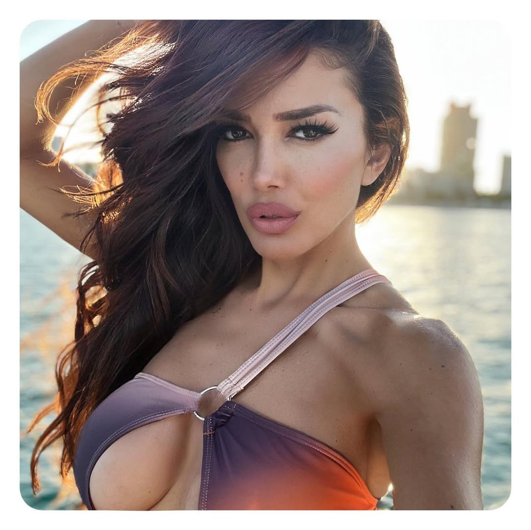 Tuy nhiên, vẫn có ý kiến cho rằng Sahar Biniaz quá già để có thể giành thành tích cao khi trở lại đấu trường Hoa hậu Hoàn vũ. Nhiều người nhận xét nhan sắc ngoài đời thực của cô khác xa với những bức ảnh đã được chỉnh sửa kỹ càng trên mạng xã hội.