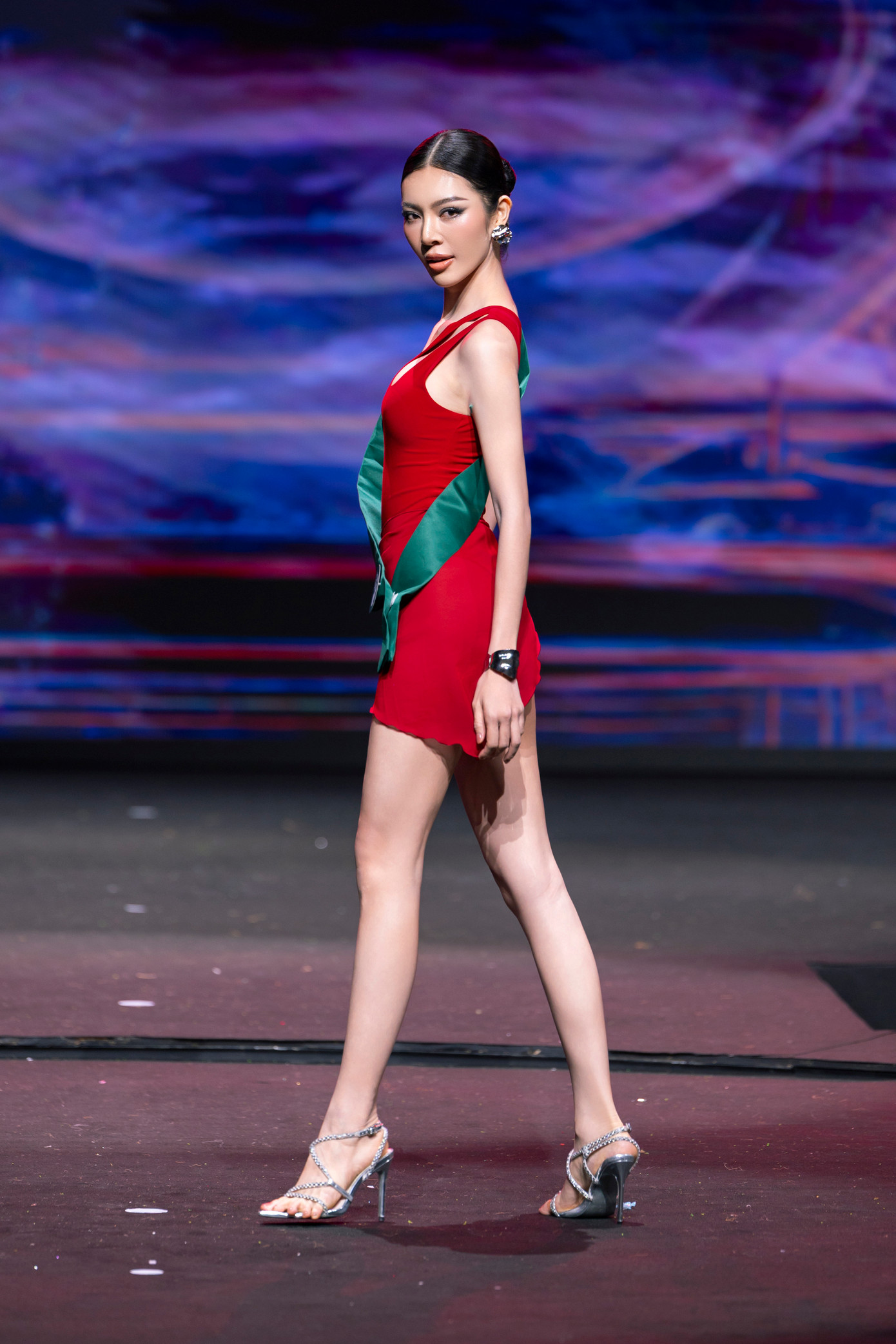 Thí sinh Bùi Lý Thiên Hương cuốn hút khi trình diễn áo tắm. Cô đang được xem là ứng viên cho vương miện với kinh nghiệm thi sắc đẹp dày đặc. Bùi Lý Thiên Hương sinh năm 1996, quê An Giang, cao 1,74 m, số đo hình thể 86-61-93 cm. Cô từng lọt vào top 16 Miss Universe Vietnam 2022, Top 10 Miss Grand Vietnam 2022, Top 15 Miss Grand Vietnam 2024... Thiên Hương được khán giả dự đoán giành thành tích cao ở Miss Earth Vietnam 2025. Trong đêm bán kết, cô cũng được xướng tên vào top 5 đề cử của 2 giải thưởng Người đẹp biển và Người đẹp trang phục môi trường.