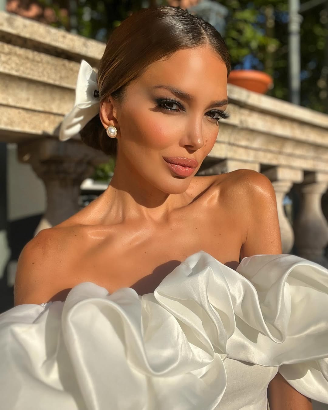 Sahar Biniaz từng trải qua ký ức kinh hoàng bị chó pitbull tấn công khi 14 tuổi. Cô theo đuổi dự án nâng cao nhận thức về việc đảm bảo an toàn đối với những người nuôi chó pitbull. Bên cạnh đó, người đẹp cũng ủng hộ tổ chức từ thiện Operation Smile.