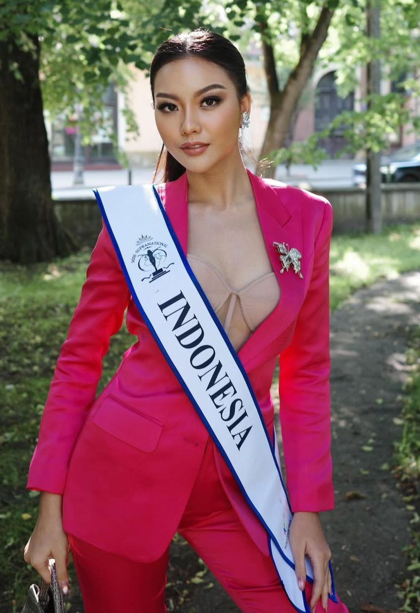 Đại diện Indonesia - Firsta Yufi Amarta Putri - năm nay 24 tuổi là cử nhân chuyên ngành tâm lý học. Cô được đánh giá cao ở trình độ học vấn và giao tiếp, ứng xử. Người đẹp đăng quang danh hiệu Puteri Indonesia 2025 và được cử làm đại diện Indonesia ở Hoa hậu Siêu quốc gia. Đương kim Hoa hậu Siêu quốc gia cũng là người đẹp đến từ Indonesia.