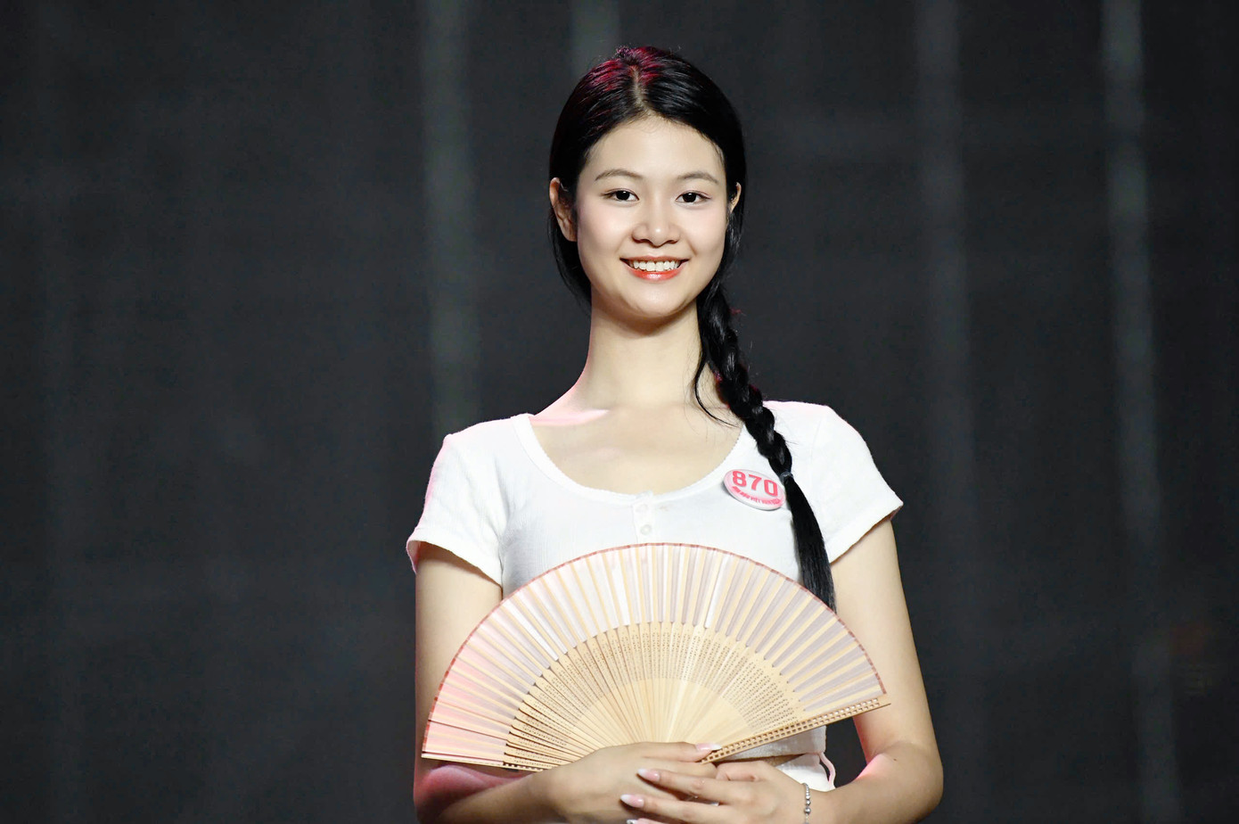 Do thời tiết nắng nóng ở Huế nên các thí sinh bắt đầu tập luyện từ chiều 25/6. Dù chỉ có thời gian ngắn ngủi ráp sân khấu, dàn đội hình nhưng 25 thí sinh nhanh chóng bắt nhịp và thể hiện sự tự tin.