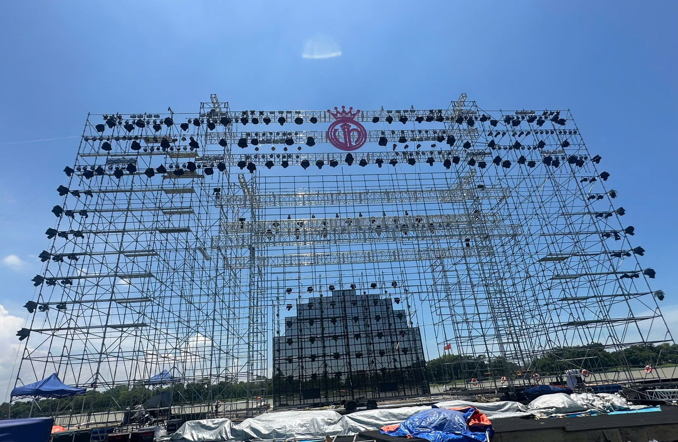 Sân khấu chung kết Hoa hậu Việt Nam 2024 đang được thi công ngày đêm. Ảnh: Hà Trang.