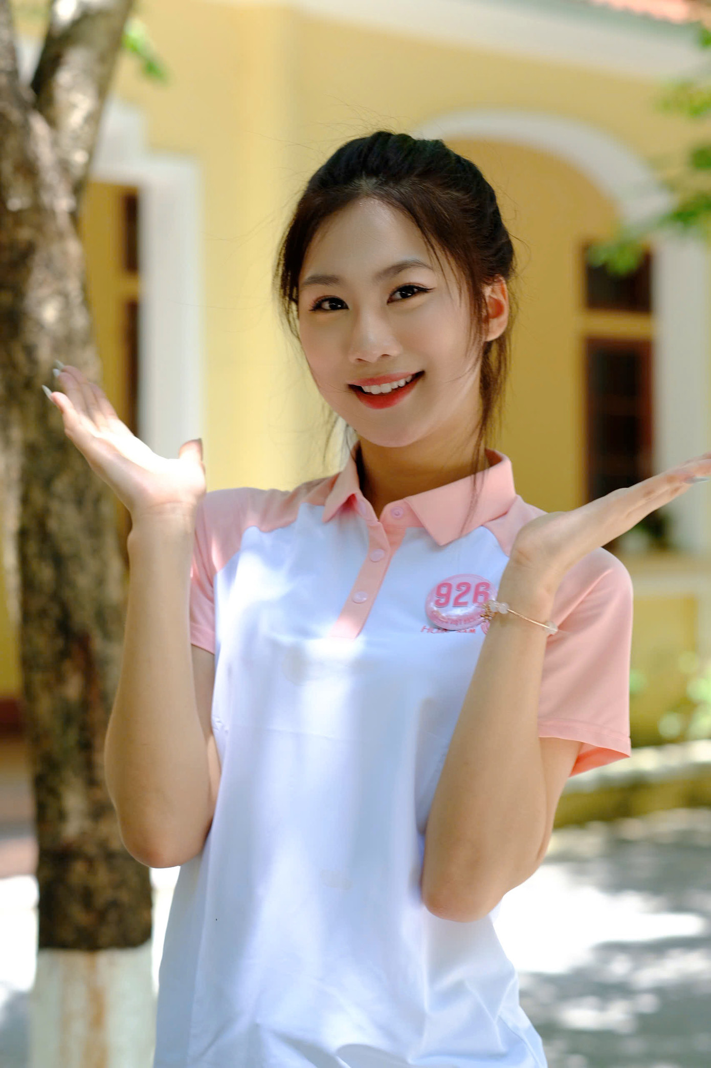 Thí sinh Nguyễn Thị Thu Hằng nói cô đang háo hức và chuẩn bị sẵn sàng cho đêm chung kết bùng nổ trên sông Hương. "Tôi rèn luyện khả năng nói chuyện trước đám đông, kiểm soát cảm xúc và tạo sự kết nối với mọi người, trau dồi thêm tri thức và những kiến thức xã hội xung quanh", cô nói.