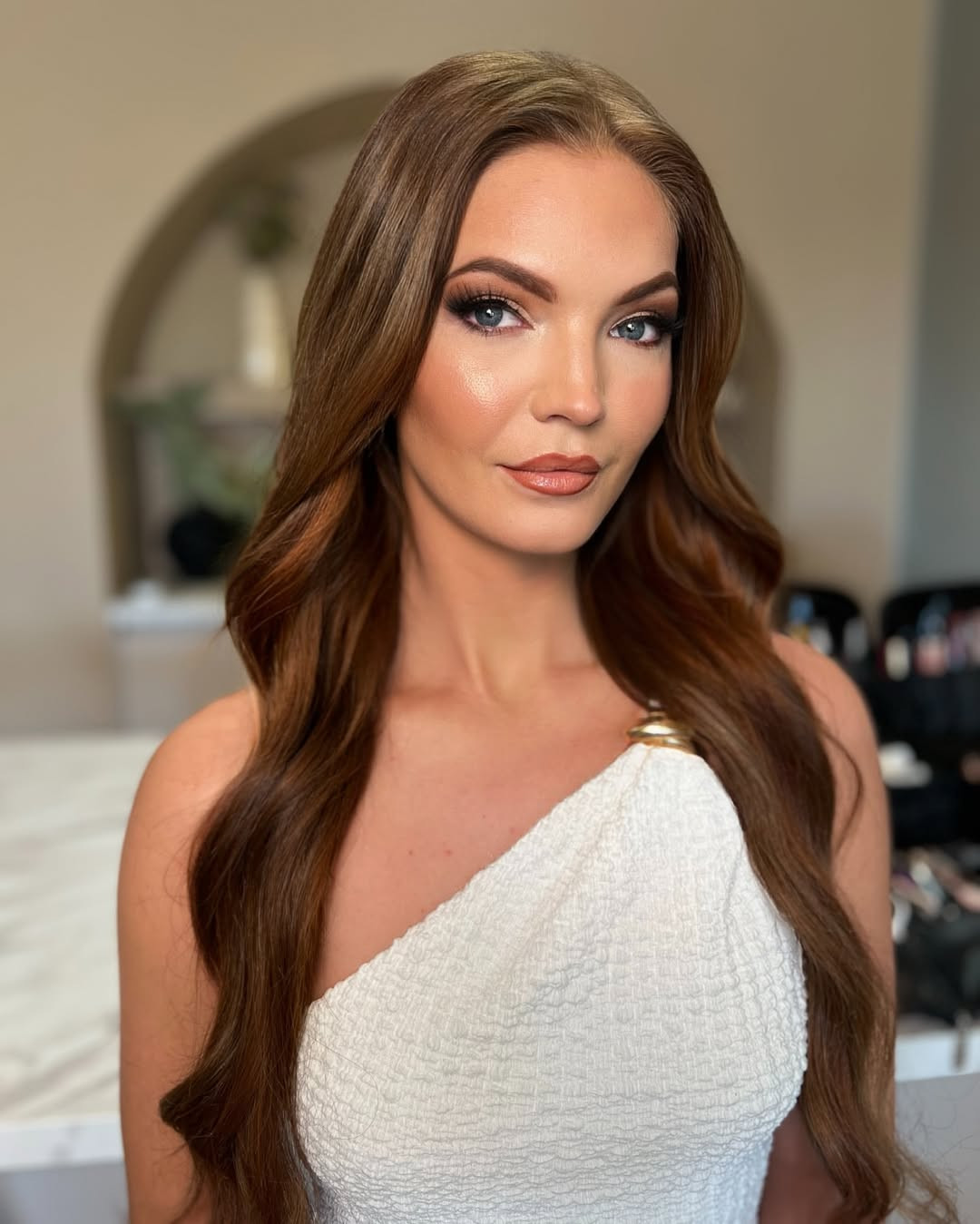 "Trang điểm già quá, các nét trên gương mặt nhìn không được hài hòa", "23 tuổi mà già quá", "Nhan sắc này cá tính nhưng bị cứng, nhìn như lạm dụng phẫu thuật thẩm mỹ"... cư dân mạng bình luận.