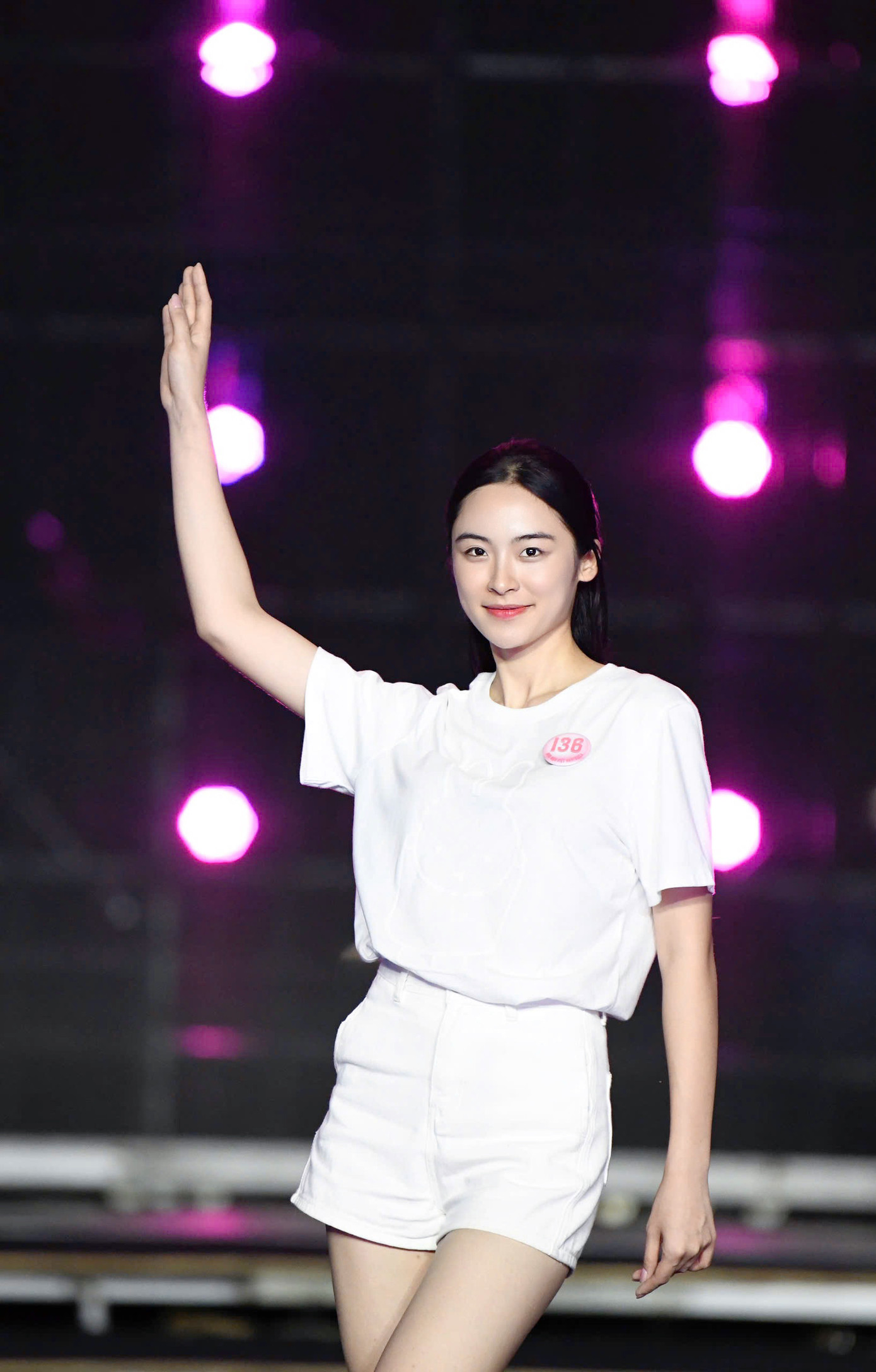 Hai thí sinh Nguyễn Phương Nhi, Nguyễn Vân Nhi tự tin thực hiện động tác bung tà khi trình diễn.