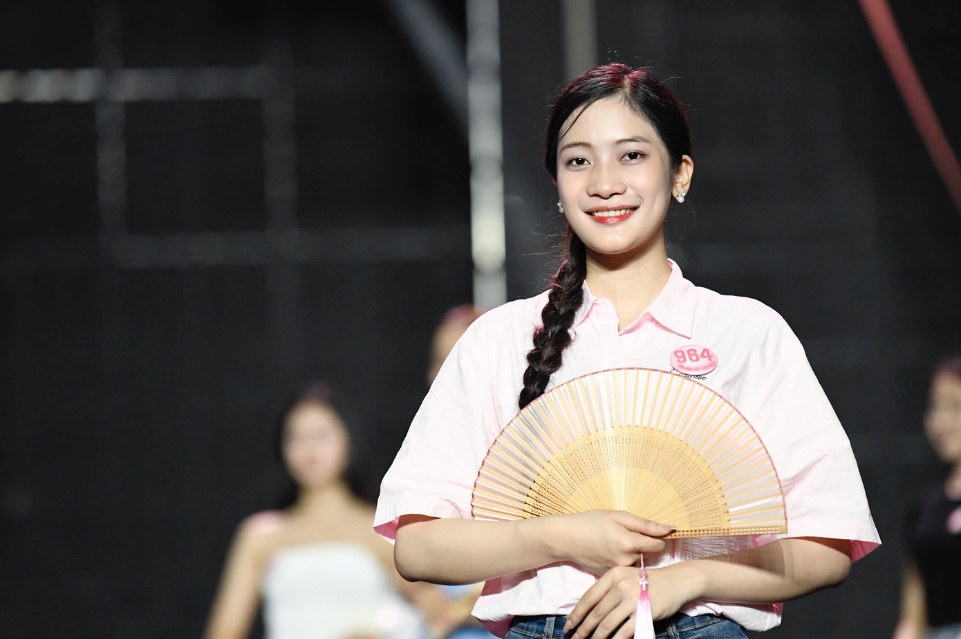 Do thời tiết nắng nóng ở Huế nên các thí sinh bắt đầu tập luyện từ chiều 25/6. Dù chỉ có thời gian ngắn ngủi ráp sân khấu, dàn đội hình nhưng 25 thí sinh nhanh chóng bắt nhịp và thể hiện sự tự tin.