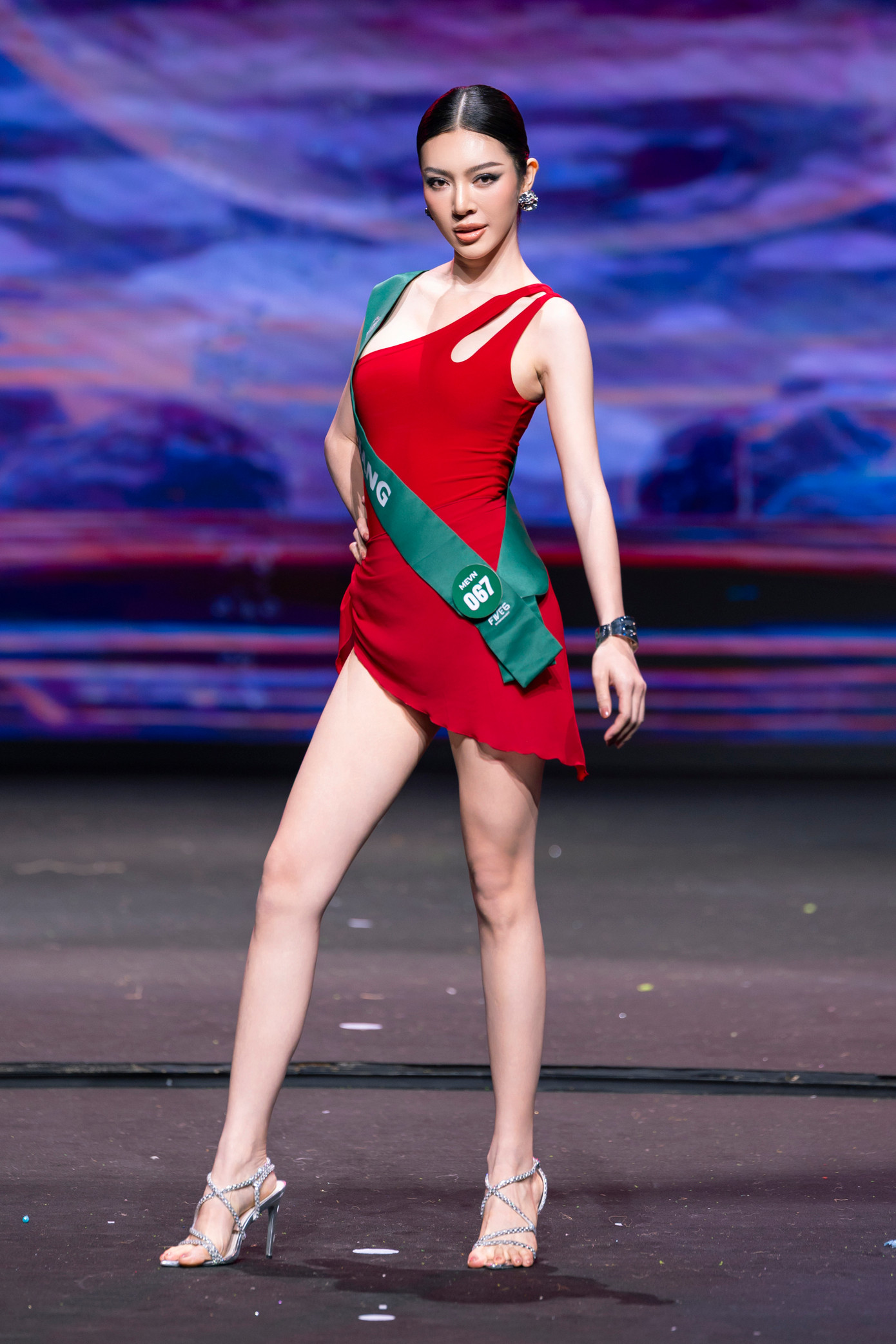 Thí sinh Bùi Lý Thiên Hương cuốn hút khi trình diễn áo tắm. Cô đang được xem là ứng viên cho vương miện với kinh nghiệm thi sắc đẹp dày đặc. Bùi Lý Thiên Hương sinh năm 1996, quê An Giang, cao 1,74 m, số đo hình thể 86-61-93 cm. Cô từng lọt vào top 16 Miss Universe Vietnam 2022, Top 10 Miss Grand Vietnam 2022, Top 15 Miss Grand Vietnam 2024... Thiên Hương được khán giả dự đoán giành thành tích cao ở Miss Earth Vietnam 2025. Trong đêm bán kết, cô cũng được xướng tên vào top 5 đề cử của 2 giải thưởng Người đẹp biển và Người đẹp trang phục môi trường.