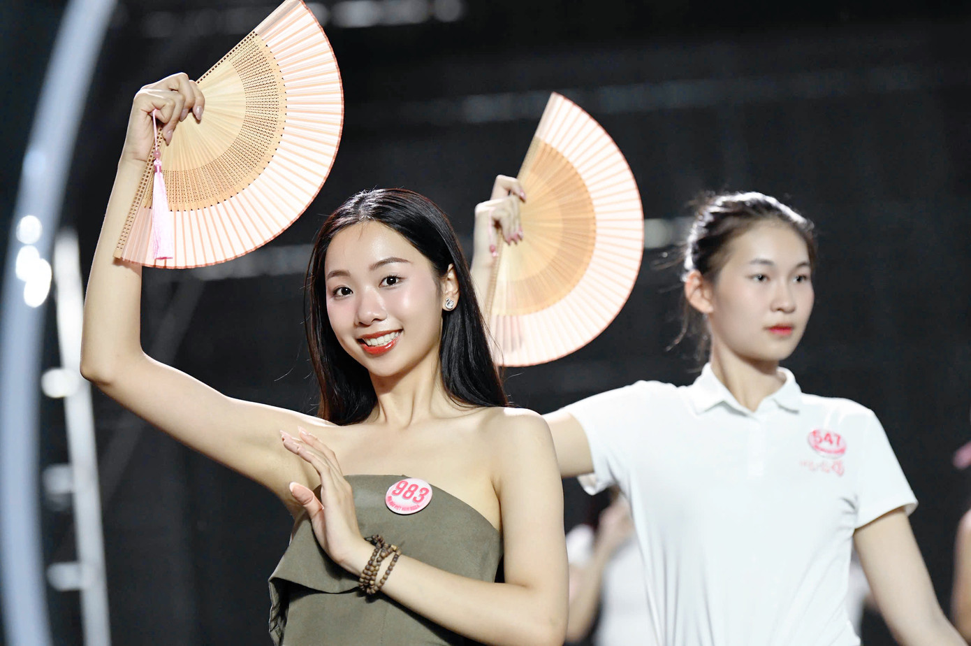 Họ thể hiện các động tác nhuần nhuyễn trên sân khấu.