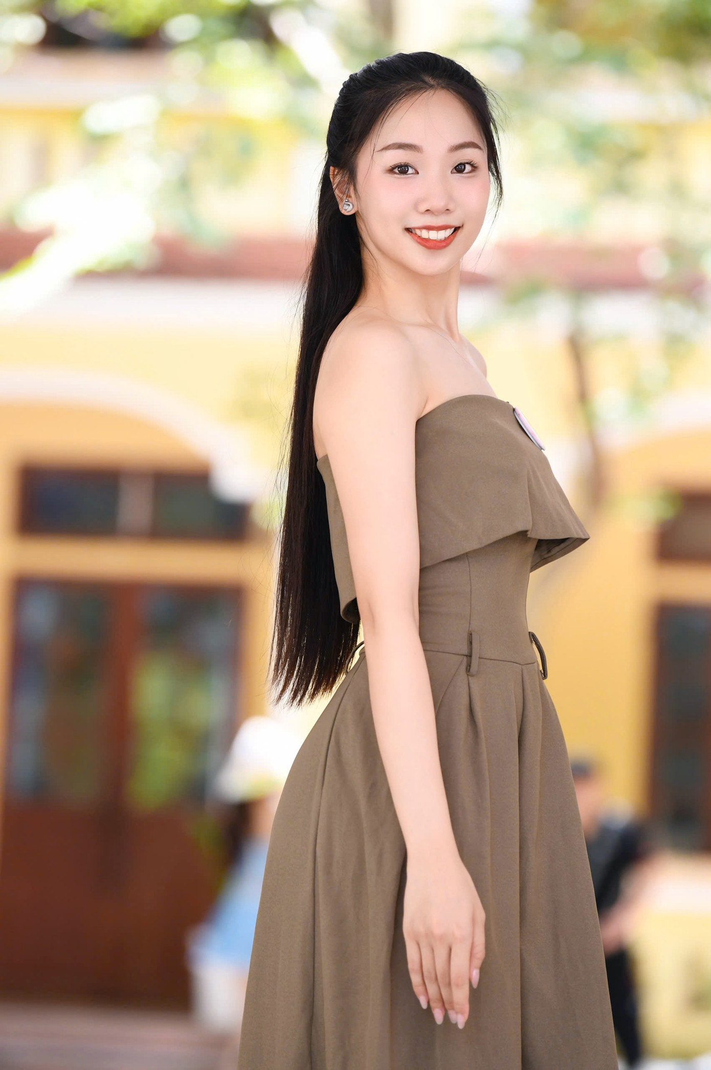 Quay trở lại TP Huế, 25 thí sinh ngay lập tức bước vào luyện tập. Họ phải làm quen với tuyến đi mới sau khi chung kết Hoa hậu Việt Nam 2024 tạm hoãn vào ngày 14/6.