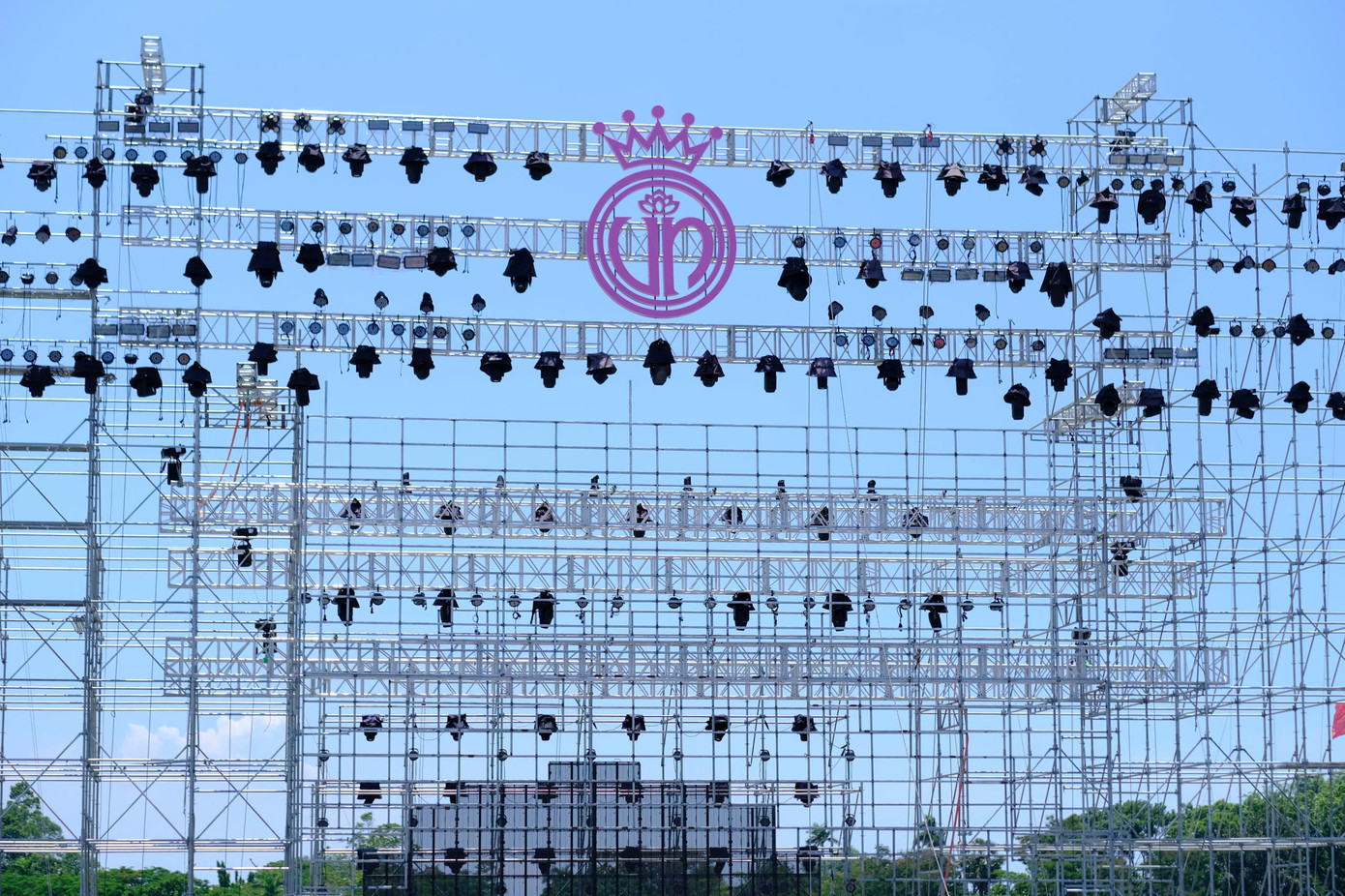 Sân khấu chung kết Hoa hậu Việt Nam 2024 đang được thi công ngày đêm. Ảnh: Hà Trang.