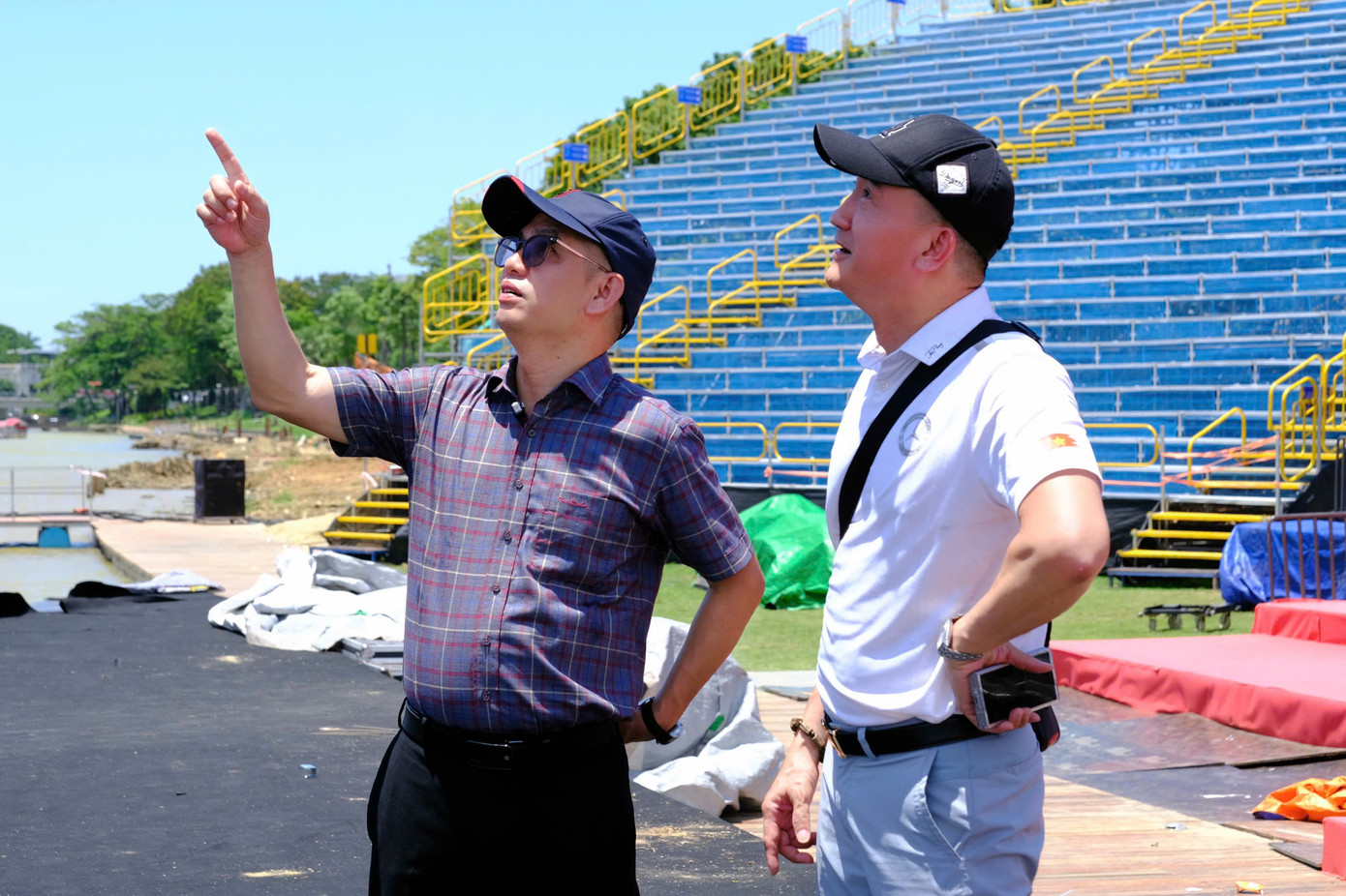 Ông Hoàng Thọ Ninh cùng ê-kíp kiểm tra tiến độ thi công sân khấu chung kết Hoa hậu Việt Nam 2024 chiều 24/6. Ảnh: Hà Trang.