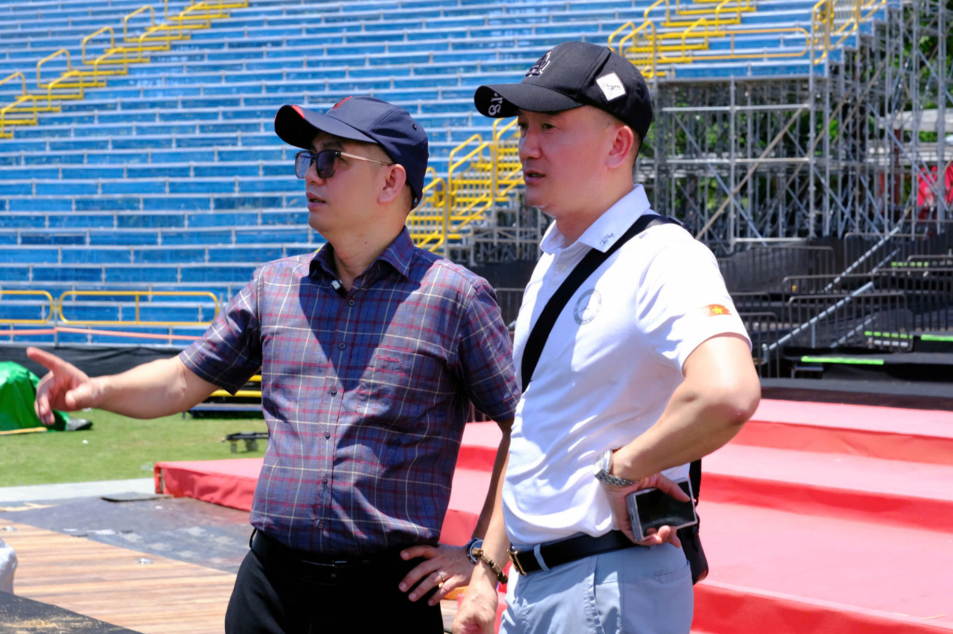 Ông Hoàng Thọ Ninh cùng ê-kíp kiểm tra tiến độ thi công sân khấu chung kết Hoa hậu Việt Nam 2024 chiều 24/6. Ảnh: Hà Trang.