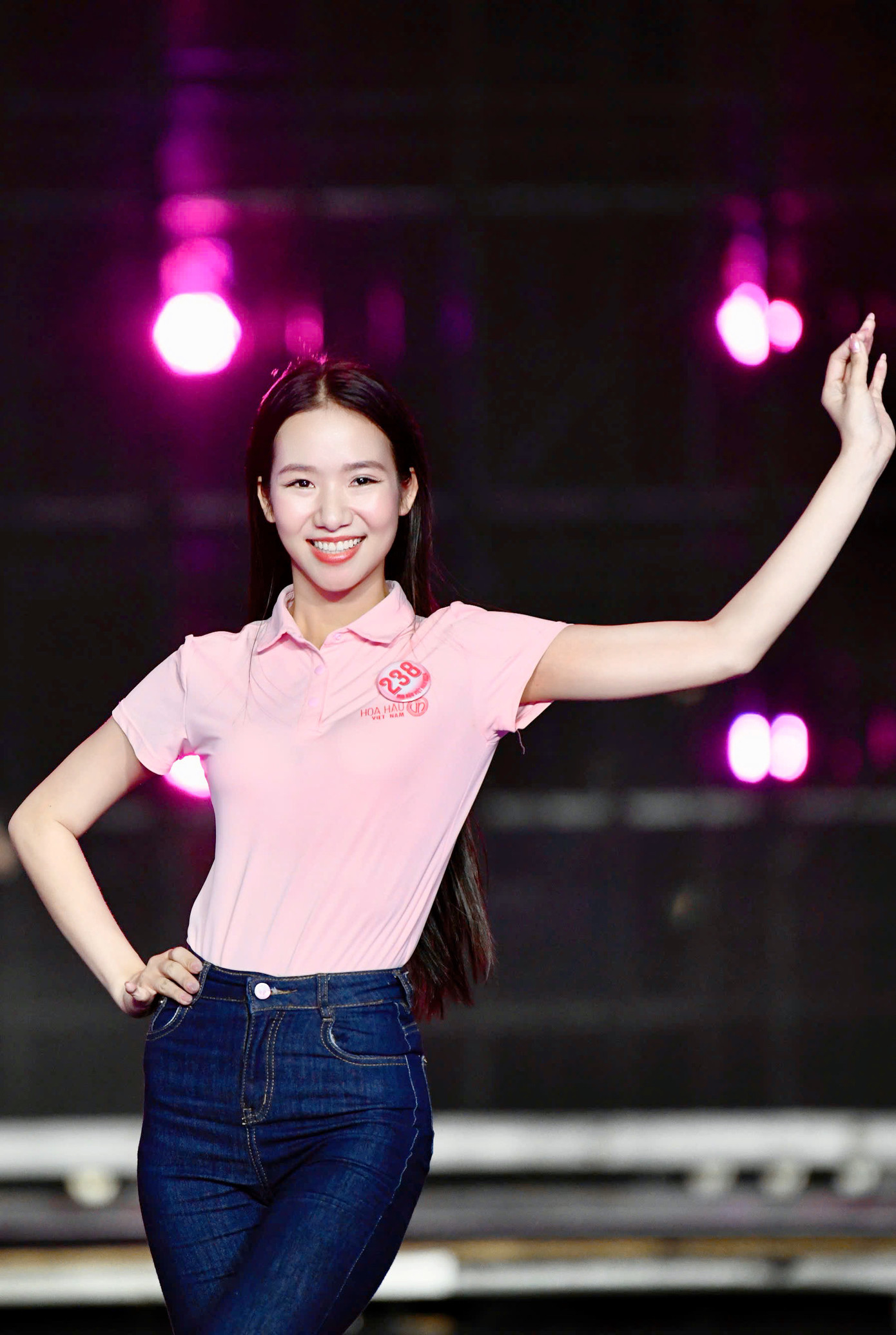 Hai thí sinh Nguyễn Phương Nhi, Nguyễn Vân Nhi tự tin thực hiện động tác bung tà khi trình diễn.