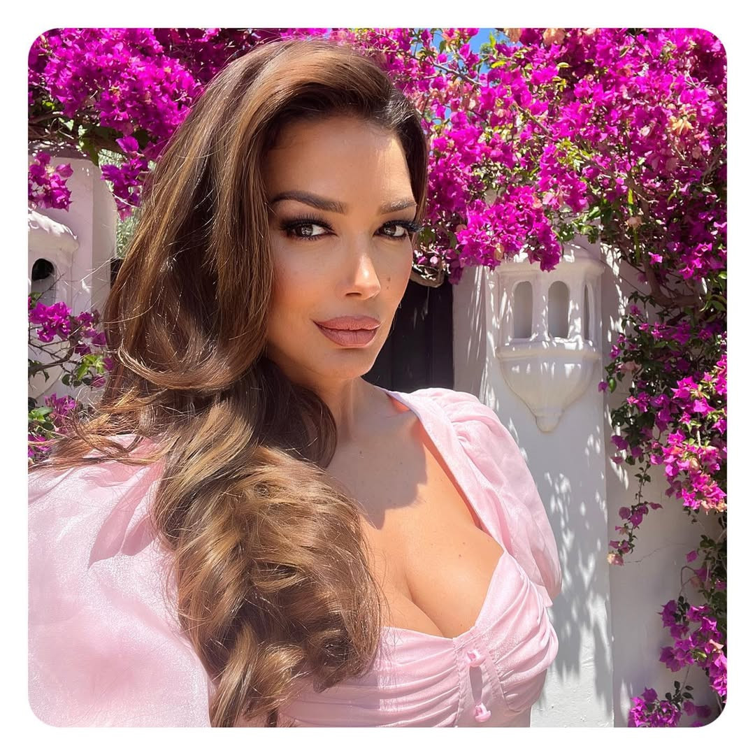 Sahar Biniaz bắt đầu thi sắc đẹp từ năm 2003 khi cô tham dự cuộc thi Hoa hậu Hoàn vũ Canada 2003 nhưng không đạt thành tích. Người đẹp trở lại và giành ngôi á hậu 1 tại Hoa hậu Hoàn vũ Canada 2008, sau đó đạt giải á hậu 2 tại Hoa hậu Nữ hoàng Du lịch Quốc tế 2008.