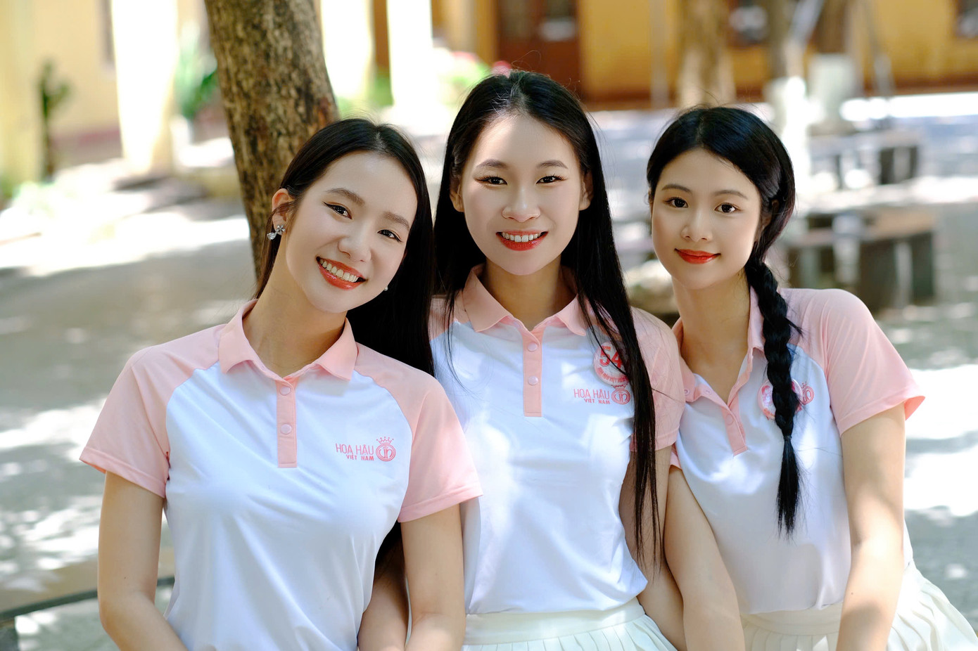 Các thí sinh khoe nhan sắc tươi trẻ, rạng rỡ trong ngày trở lại Huế.