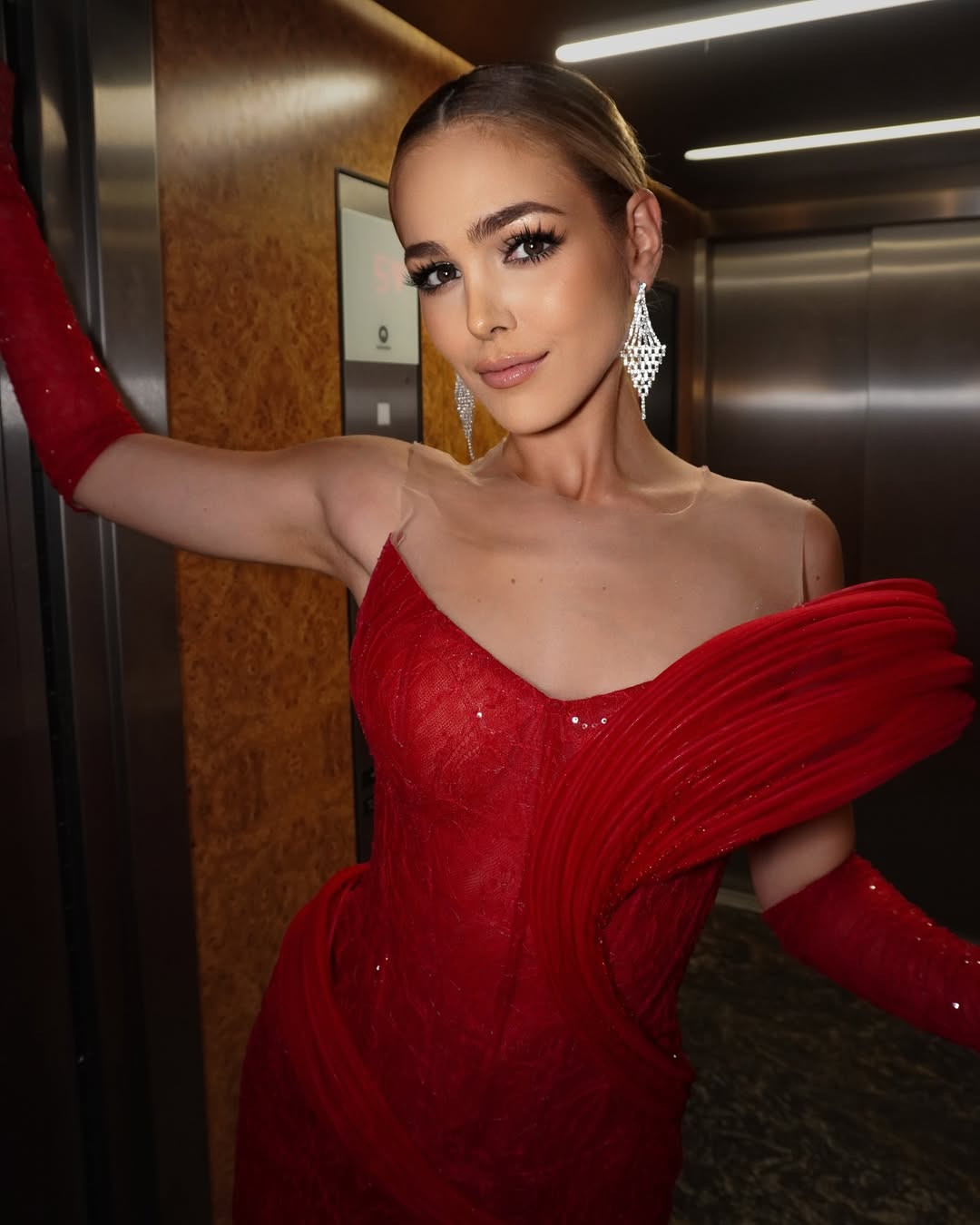 Đại diện Guatemala - Cristina Gonzalo - năm nay 21 tuổi, mang hai dòng máu Tây Ban Nha và Guatemala. Cristina Gonzalo là người mẫu chuyên nghiệp ở quê nhà. Cô có thế mạnh về tạo dáng, biểu cảm trước ống kính. Ngoài ra, Cristina Gonzalo còn đảm nhận vai trò diễn viên, doanh nhân và là phiên dịch viên tiếng Anh và Tây Ban Nha. Cô từng tham dự Hoa hậu Hòa bình Quốc tế 2024 và lọt vào top 20.