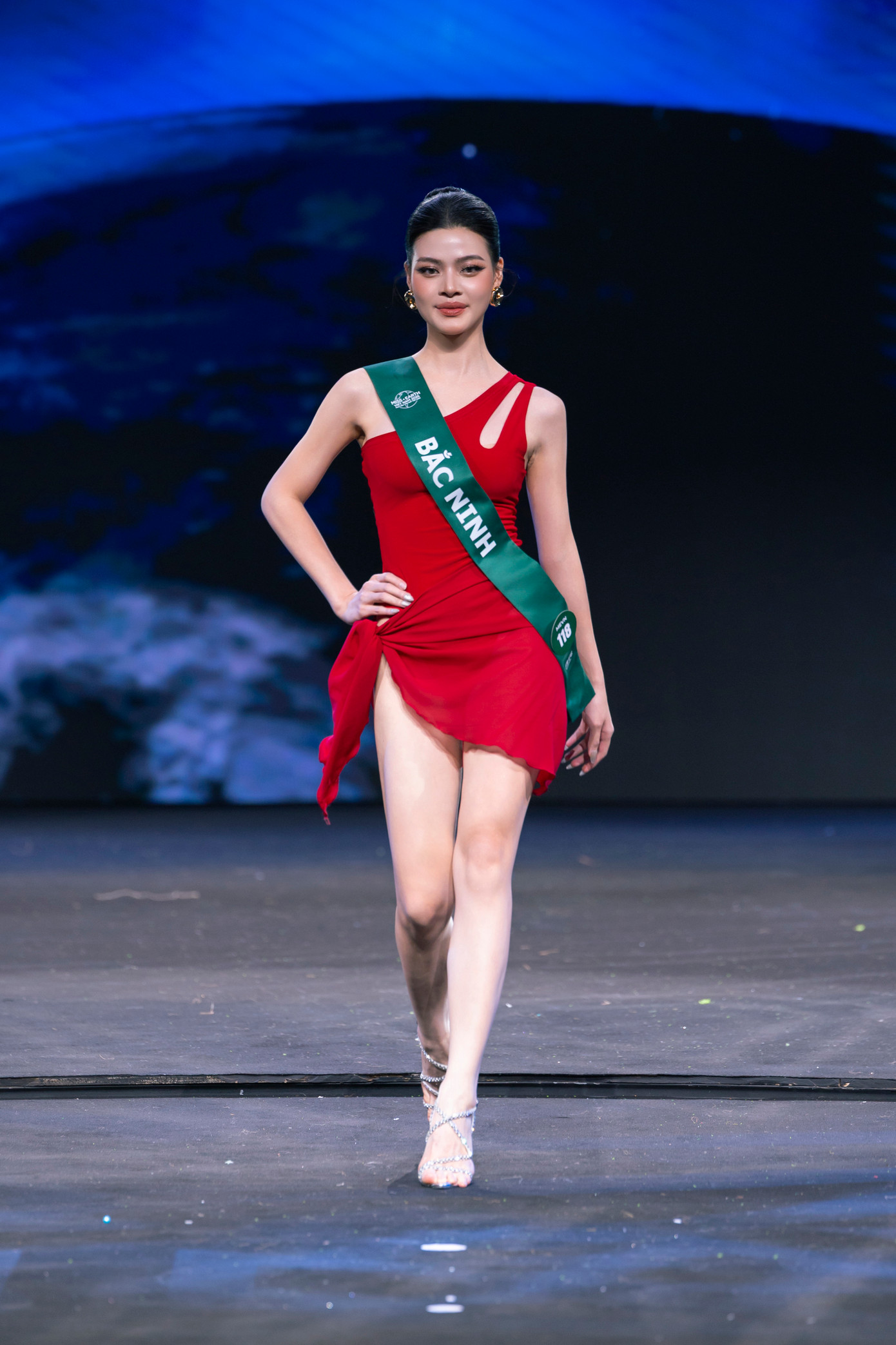 Với chủ đề Vẻ đẹp tái sinh, Hoa hậu Trái Đất Việt Nam 2025 hướng đến mục tiêu lan tỏa thông điệp sống xanh, tái tạo và gắn bó với thiên nhiên.