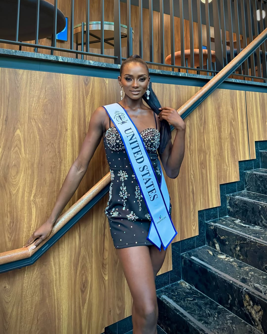 Người đẹp Mỹ - Marvelous Sanyaolu - được đánh giá có khả năng gây bất ngờ ở cuộc thi năm nay. Cô năm nay 22 tuổi, là người mẫu, mang 2 dòng máu Mỹ và Nigeria.