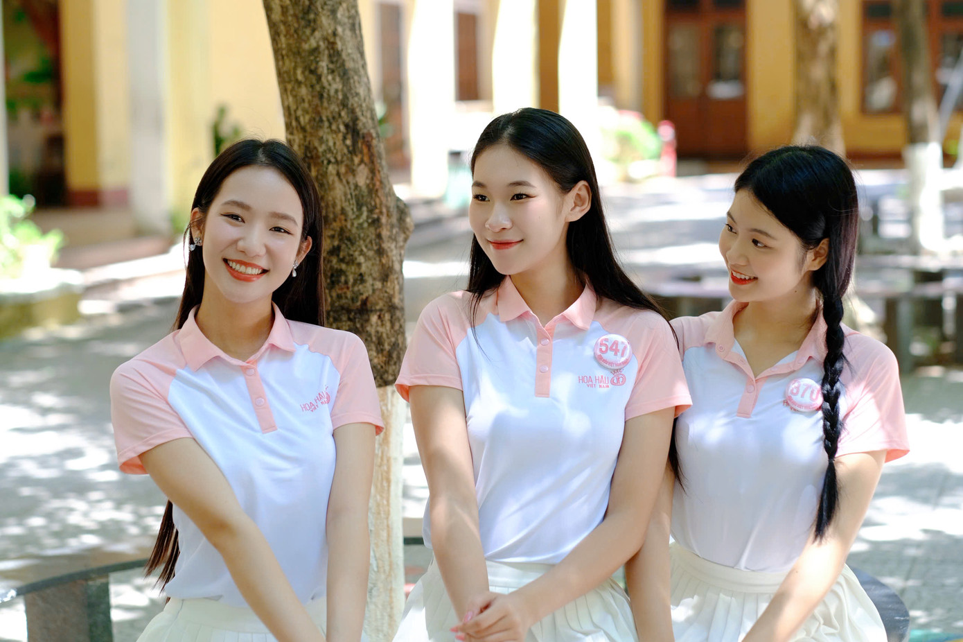 Các thí sinh khoe nhan sắc tươi trẻ, rạng rỡ trong ngày trở lại Huế.