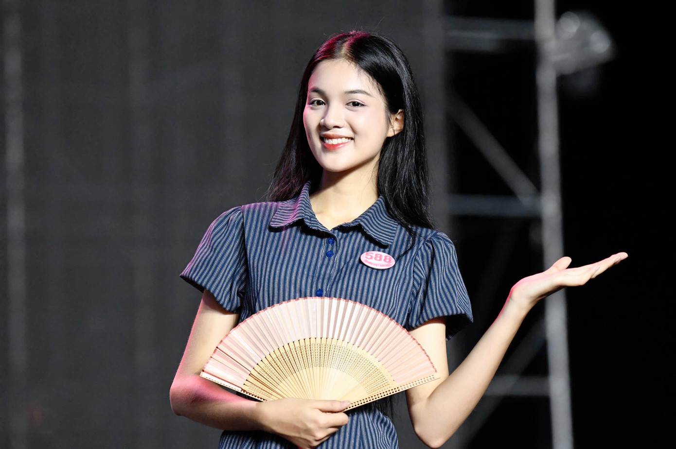 Do thời tiết nắng nóng ở Huế nên các thí sinh bắt đầu tập luyện từ chiều 25/6. Dù chỉ có thời gian ngắn ngủi ráp sân khấu, dàn đội hình nhưng 25 thí sinh nhanh chóng bắt nhịp và thể hiện sự tự tin.