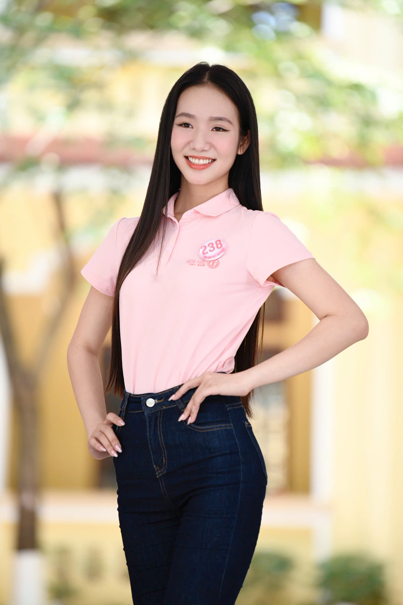 Đêm chung kết Hoa hậu Việt Nam 2024 diễn ra từ 20h tối 27/6 tại sân khấu mặt nước, khu vực bia Quốc học Huế và được truyền hình trực tiếp trên kênh VTV8 - Đài Truyền hình Việt Nam, FPT Play, báo Tiền Phong điện tử và các nền tảng số của báo Tiền Phong, công ty CP Hoàng Thành Media.