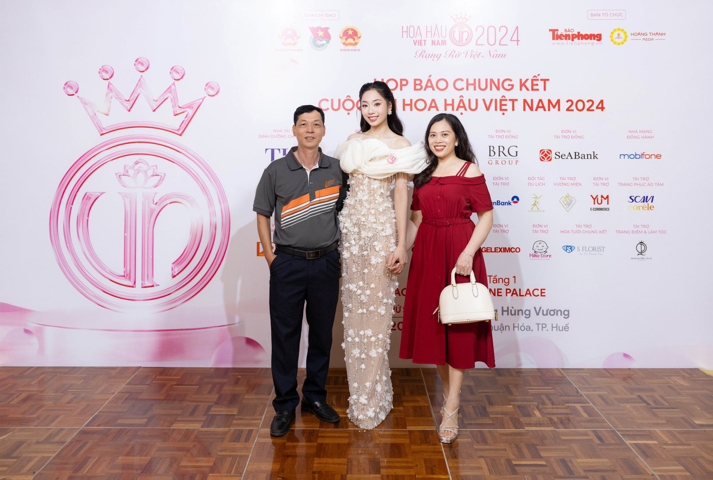 Gia đình, bạn bè tiếp tục vào TP Huế để cổ vũ thí sinh trong đêm chung kết.