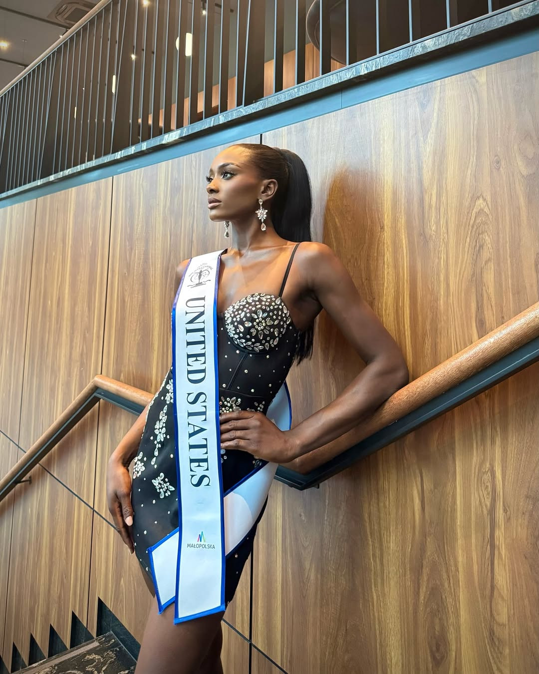 Người đẹp Mỹ - Marvelous Sanyaolu - được đánh giá có khả năng gây bất ngờ ở cuộc thi năm nay. Cô năm nay 22 tuổi, là người mẫu, mang 2 dòng máu Mỹ và Nigeria.