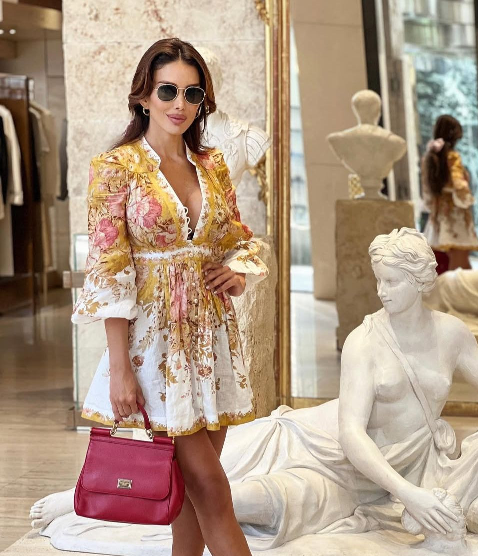 Sahar Biniaz có trang cá nhân Instagram với hơn 34.0000 người theo dõi. Trên mạng xã hội, cô thường đăng tải những hình ảnh xa hoa, lộng lẫy. Người đẹp thường xuyên đi du lịch, ghé thăm các viện bảo tàng danh giá và sử dụng đồ hiệu đắt đỏ.