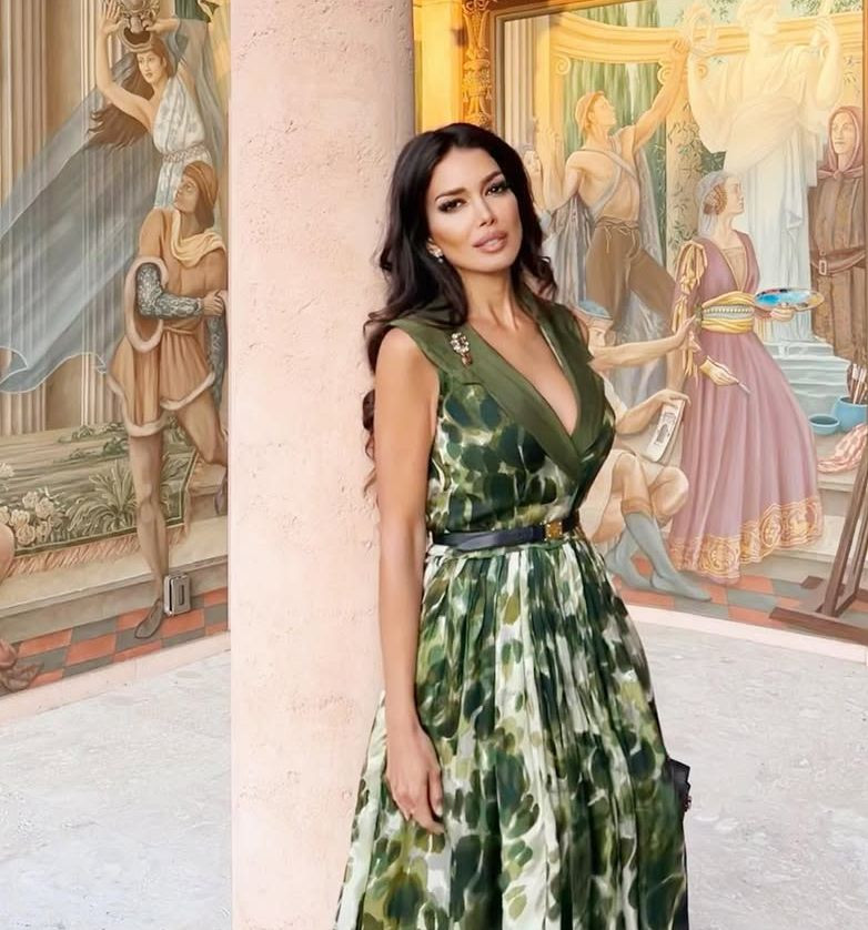 Sahar Biniaz có trang cá nhân Instagram với hơn 34.0000 người theo dõi. Trên mạng xã hội, cô thường đăng tải những hình ảnh xa hoa, lộng lẫy. Người đẹp thường xuyên đi du lịch, ghé thăm các viện bảo tàng danh giá và sử dụng đồ hiệu đắt đỏ.