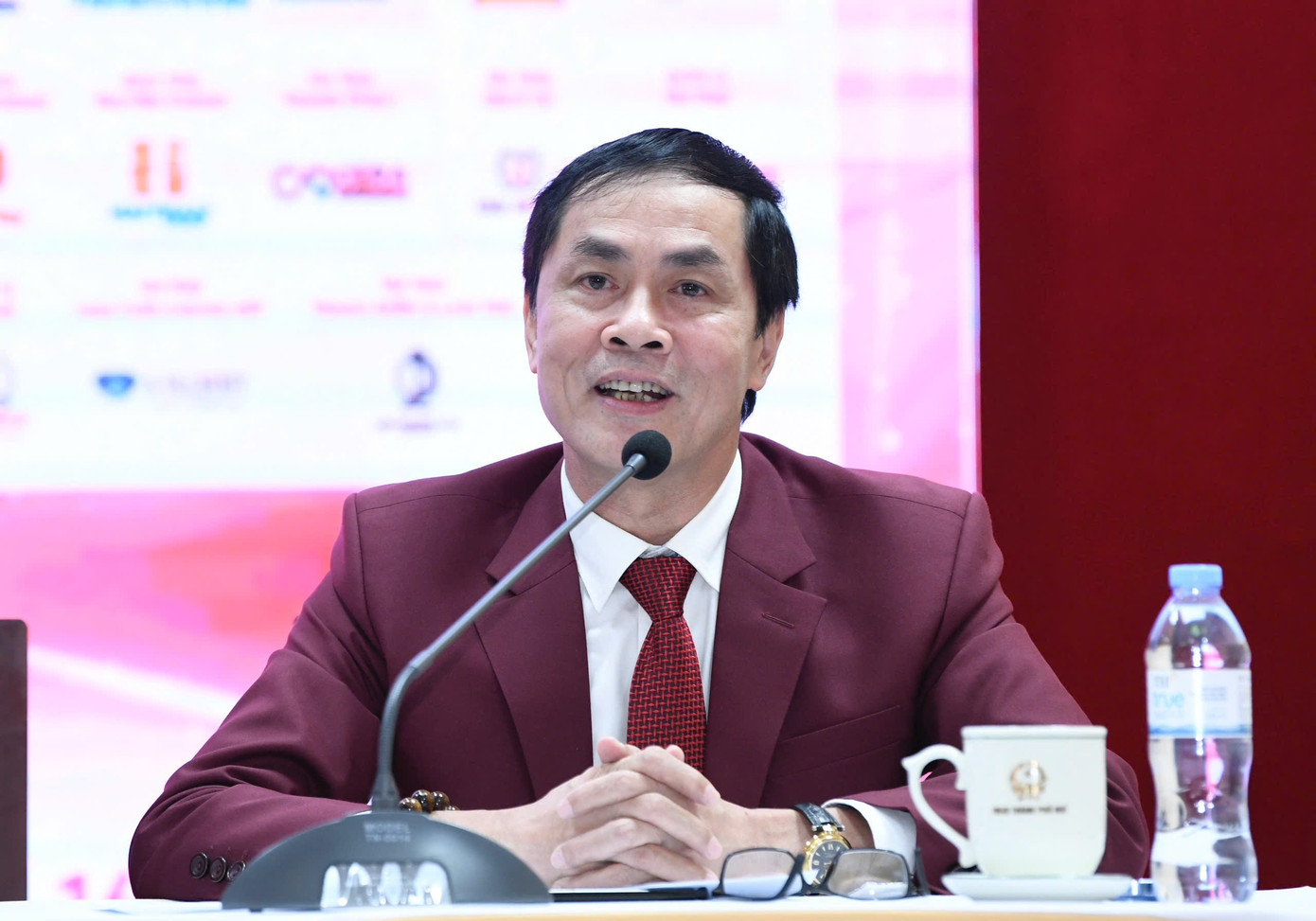 Nhà thơ Trần Hữu Việt - Trưởng Ban giám khảo Hoa hậu Việt Nam 2024 chia sẻ tại họp báo. Nhà thơ Trần Hữu Việt - Trưởng Ban giám khảo Hoa hậu Việt Nam 2024 chia sẻ tại họp báo.