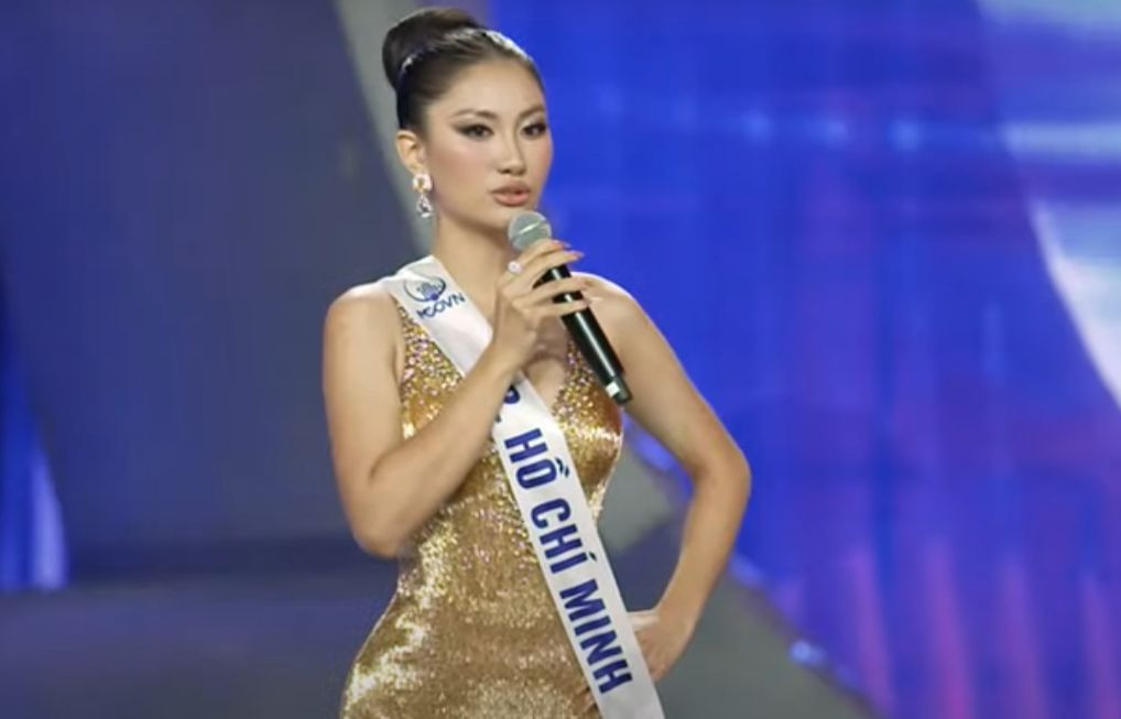 Nguyễn Hoàng Phương Linh và Đỗ Cẩm Ly trong phần debate của top 2.