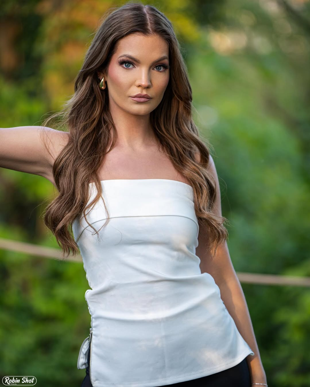 Tuy nhiên, cũng có ý kiến bênh vực Rosalie Esmee Hooft, cho rằng cách trang điểm trong đêm chung kết khiến cô bị già. Trong loạt ảnh đời thường, người đẹp Hà Lan được khen tươi tắn và rạng rỡ hơn trên sân khấu.