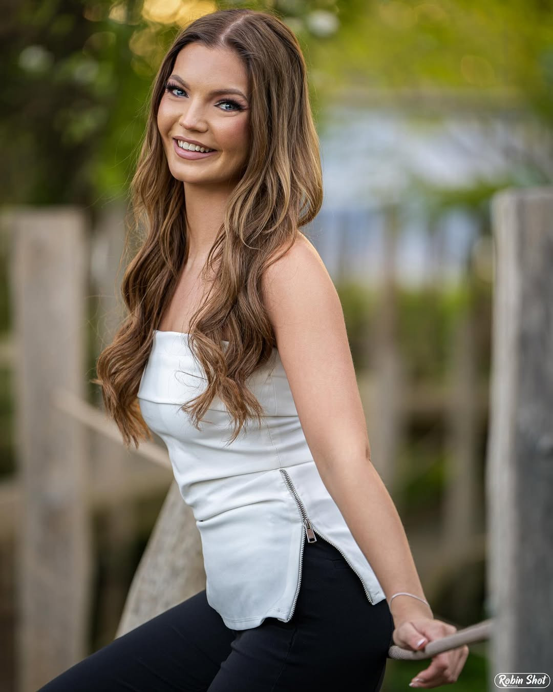 Tuy nhiên, cũng có ý kiến bênh vực Rosalie Esmee Hooft, cho rằng cách trang điểm trong đêm chung kết khiến cô bị già. Trong loạt ảnh đời thường, người đẹp Hà Lan được khen tươi tắn và rạng rỡ hơn trên sân khấu.