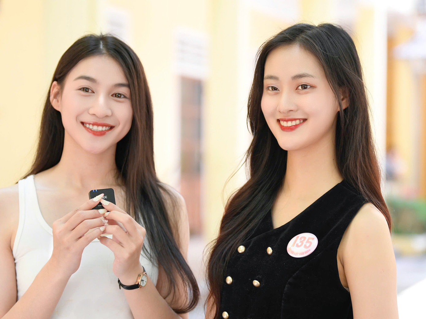 2 ngày trước chung kết Hoa hậu Việt Nam 2024, 25 thí sinh miệt mài luyện tập dưới tiết trời nắng nóng của TP Huế. Họ đang tập trung, nỗ lực để có thể mang đến những màn trình diễn bùng nổ nhất trên sân khấu mặt nước trên sông Hương vào ngày 27/6.