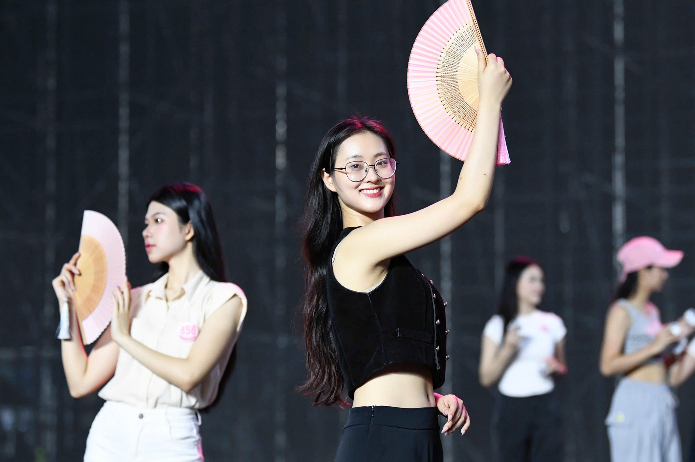 Các cô gái thể hiện sự hào hứng, phấn khích khi lần đầu được làm quen với sân khấu nổi hoành tráng. Những ngày qua họ chăm chỉ tập luyện, chờ đợi được trình diễn trên sân khấu được đánh giá độc đáo nhất từ trước tới nay tại TP Huế.