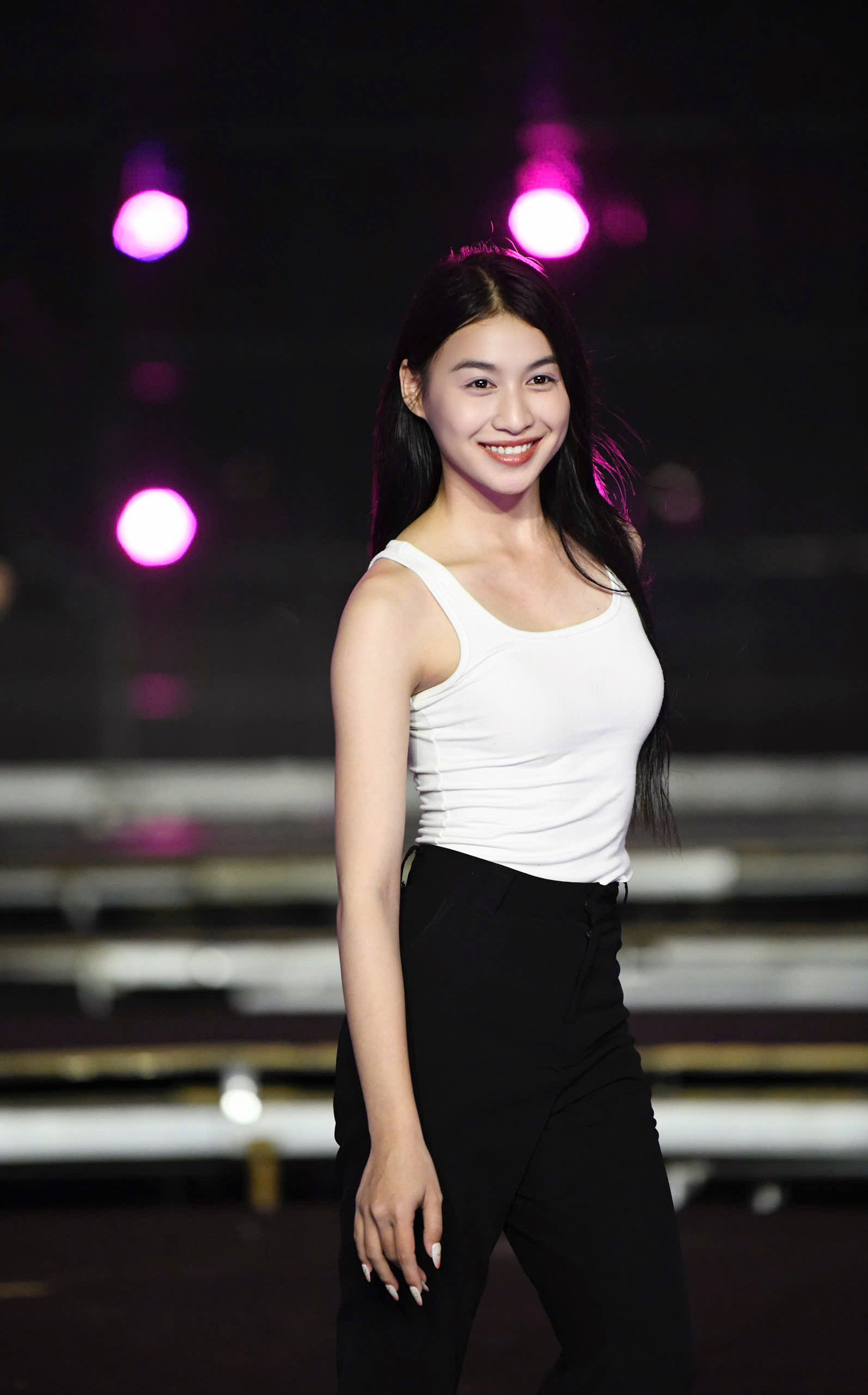 Cô gái Huế Phạm Thị Thanh Xuân được nhiều khán giả quê nhà có mặt trên khán đài cổ vũ nồng nhiệt mỗi khi bước ra sân khấu.