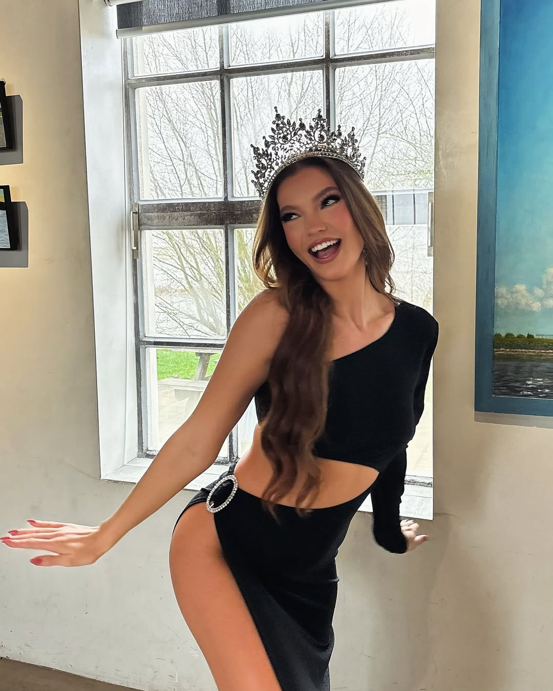 Tuy không được đánh giá cao về gương mặt nhưng Rosalie Esmee Hooft có lợi thế hình thể nóng bỏng, phong cách tạo dáng chuyên nghiệp. Vẻ đẹp cá tính, hiện đại của cô được nhận xét phù hợp với sân chơi Hoa hậu Hòa bình.