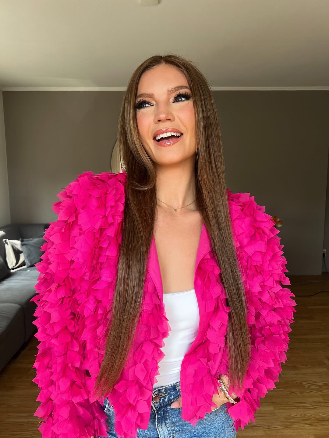 Sau đêm chung kết, nhan sắc của Rosalie Esmee Hooft trở thành chủ đề bàn tán trên các diễn đàn sắc đẹp. Nhiều người chê cô có gương mặt thô cứng, già nua.