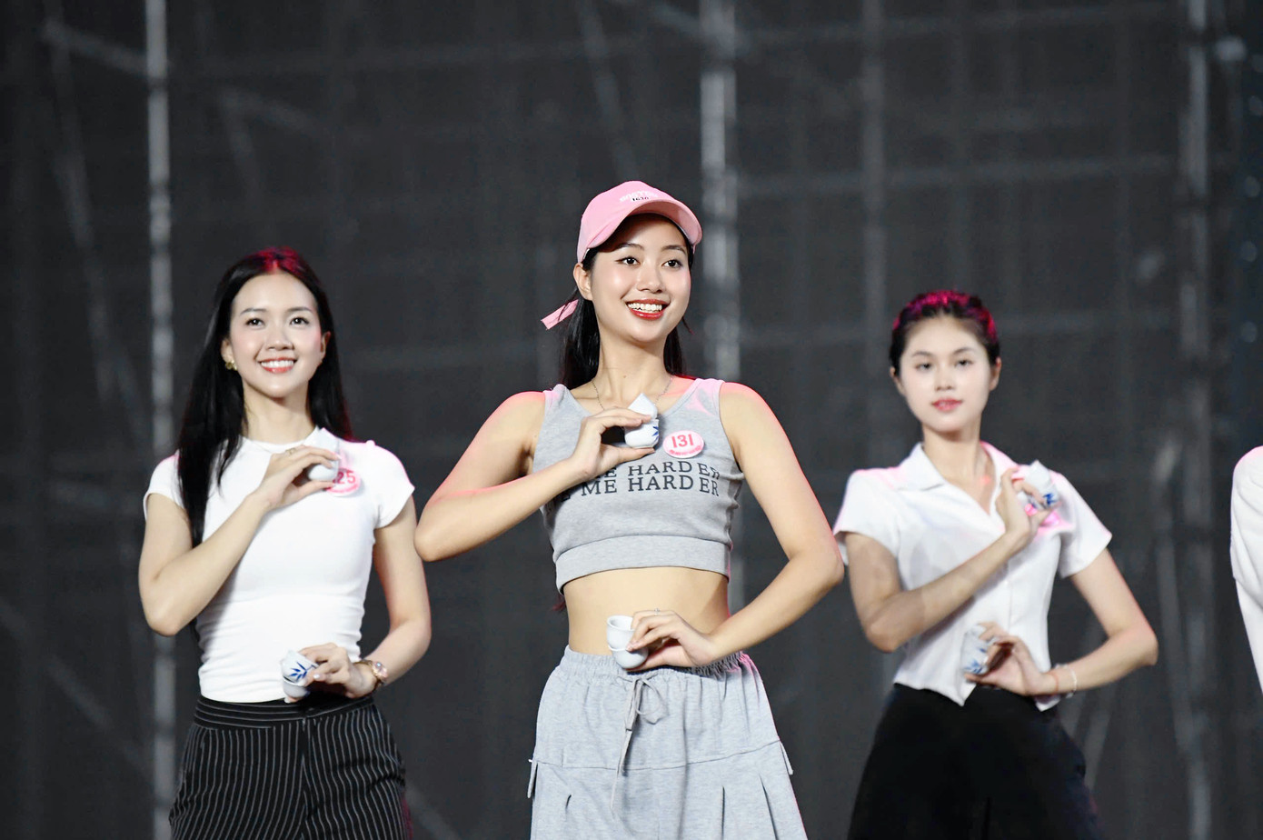 2 ngày trước chung kết Hoa hậu Việt Nam 2024, 25 thí sinh bắt đầu làm quen với sân khấu trên mặt nước sông Hương.