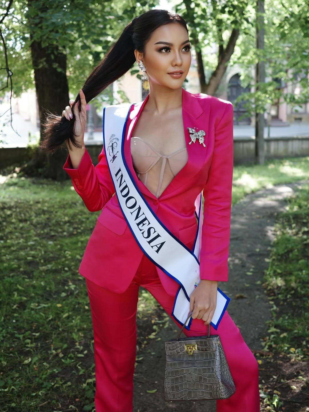 Đại diện Indonesia - Firsta Yufi Amarta Putri - năm nay 24 tuổi là cử nhân chuyên ngành tâm lý học. Cô được đánh giá cao ở trình độ học vấn và giao tiếp, ứng xử. Người đẹp đăng quang danh hiệu Puteri Indonesia 2025 và được cử làm đại diện Indonesia ở Hoa hậu Siêu quốc gia. Đương kim Hoa hậu Siêu quốc gia cũng là người đẹp đến từ Indonesia.