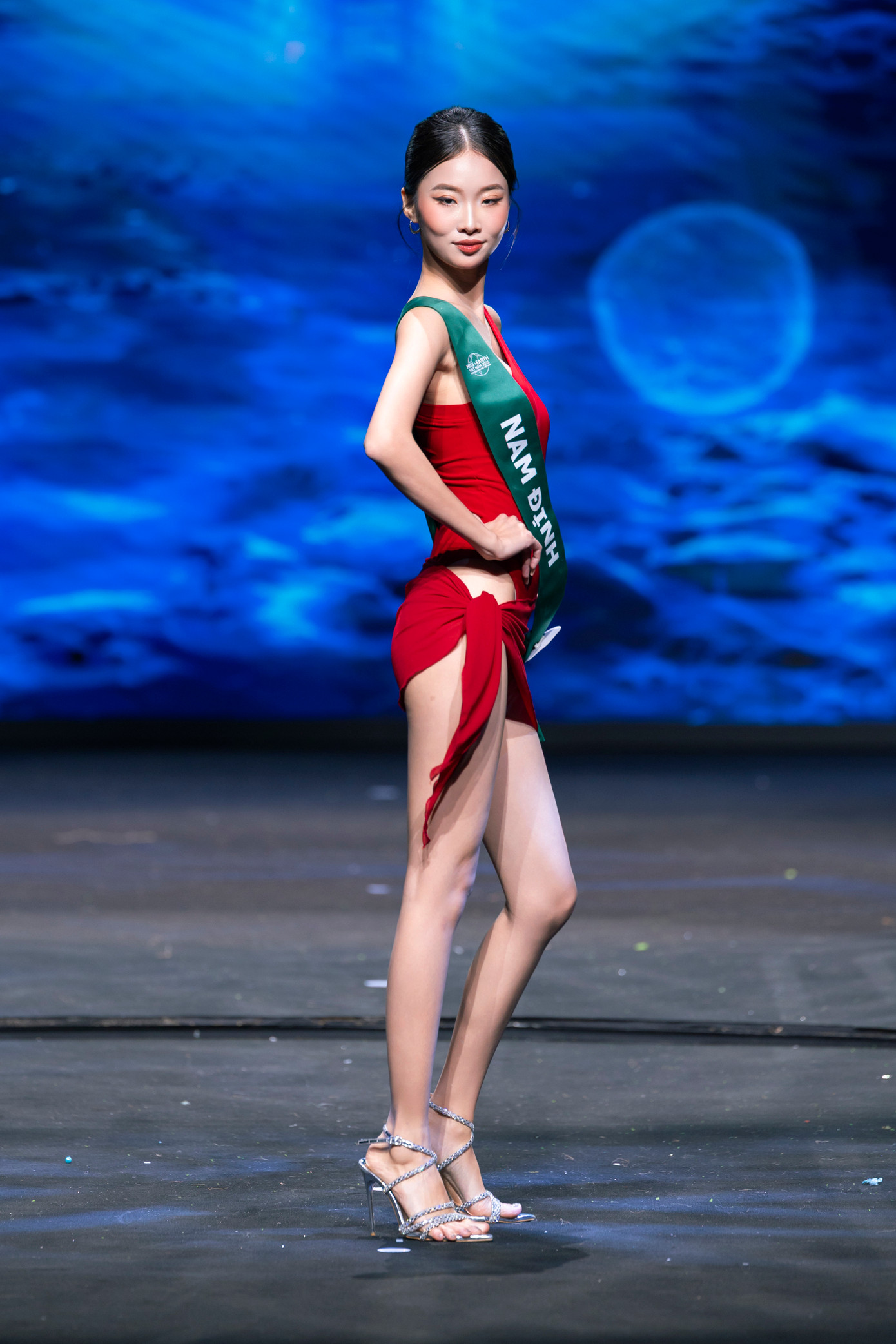 Dương Thúy Hiền đến từ Nam Định có chiều cao ấn tượng. Cô lọt vào top 5 đề cử Người đẹp trang phục môi trường.