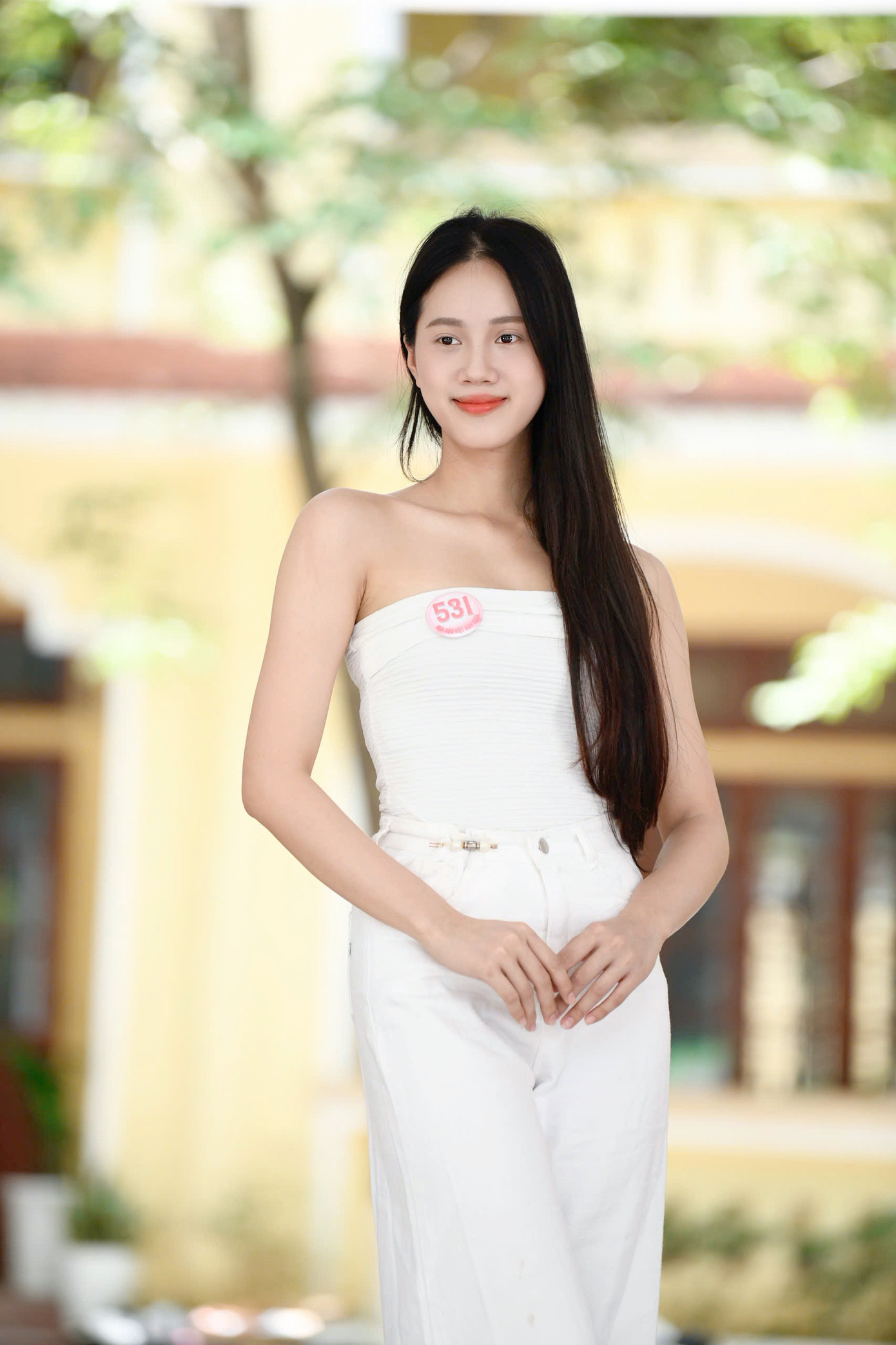 25 thí sinh cùng tranh tài để trở thành người kế nhiệm của Hoa hậu Huỳnh Thị Thanh Thủy. Top 3 Hoa hậu Việt Nam 2024 hứa hẹn có màn đăng quang đáng nhớ trên sông Hương với âm nhạc, âm thanh, ánh sáng hiện đại và rực rỡ.